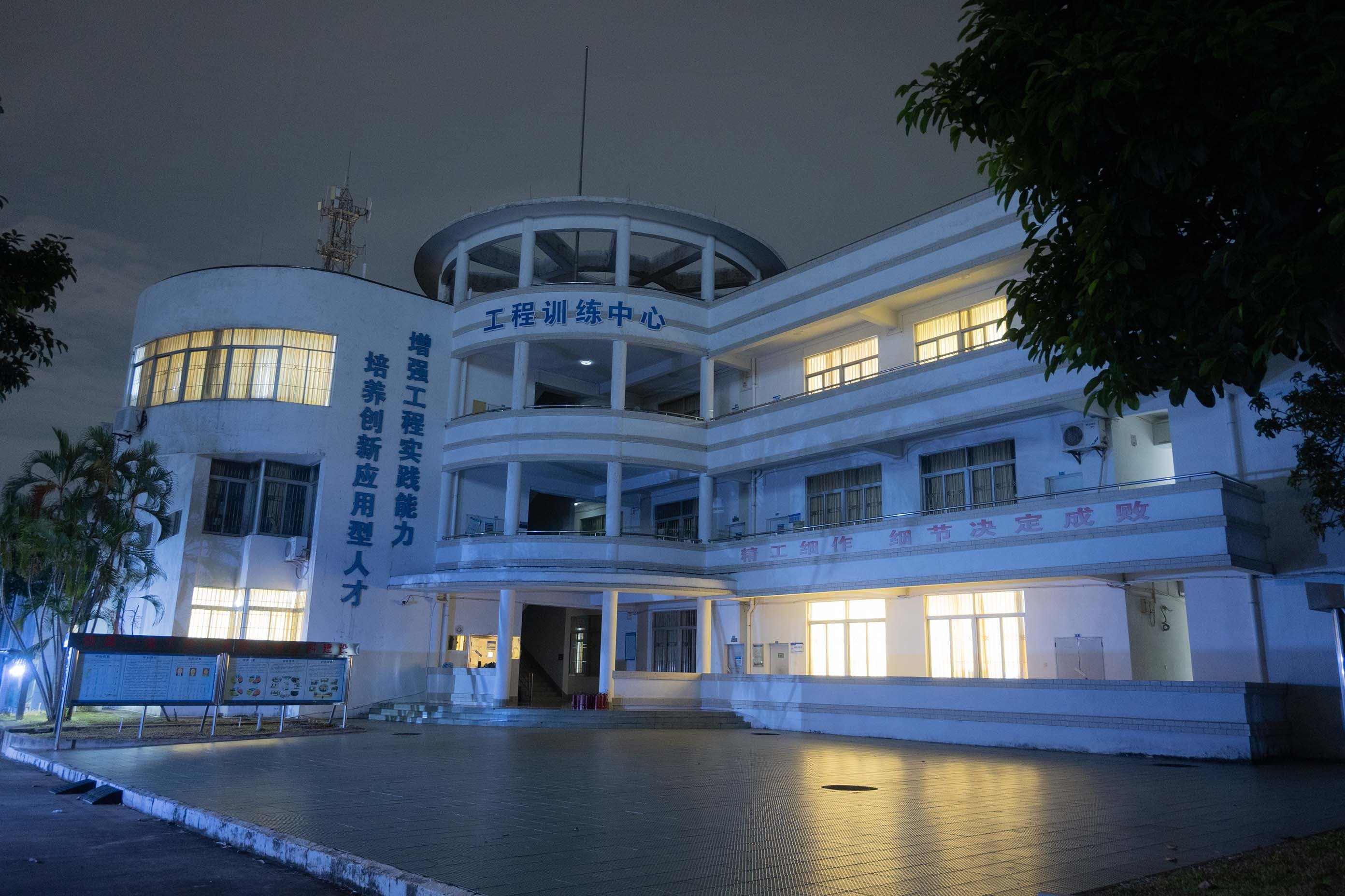 开阔充足的办公区域